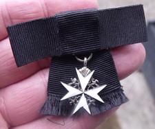 A PERIOD SILVER & ENAMEL ST. JOHN AMBULANCE MINIATURE NECK BADGE MEDAL, LADIES.