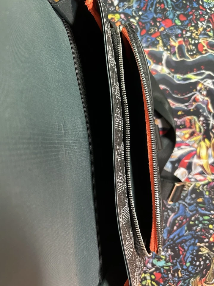 Bolso Bandolera Gris Auténtico Monograma Cintura Lacoste Para Hombre  Foto 4 de 4