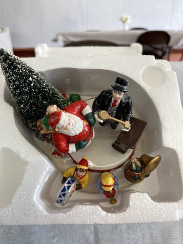 DEPT 56 Snow Village Santa Comes to Town, 1997 54899 - Mint Condition - Picture 3 of 5