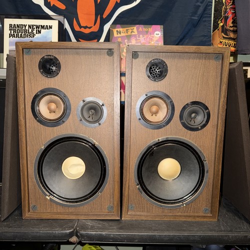 Pair of Vintage Sonic Three Way Bass Reflector 8 Ohm Mystery Model Speakers. Vid