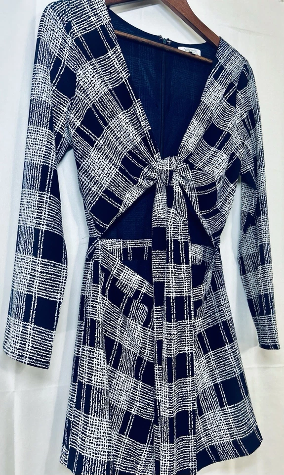 Mameluco a Cuadros Lucy Paris Azul Marino y Blanco Talla Pequeña Corbata Frontal Corte Manga Larga Foto 2 de 4