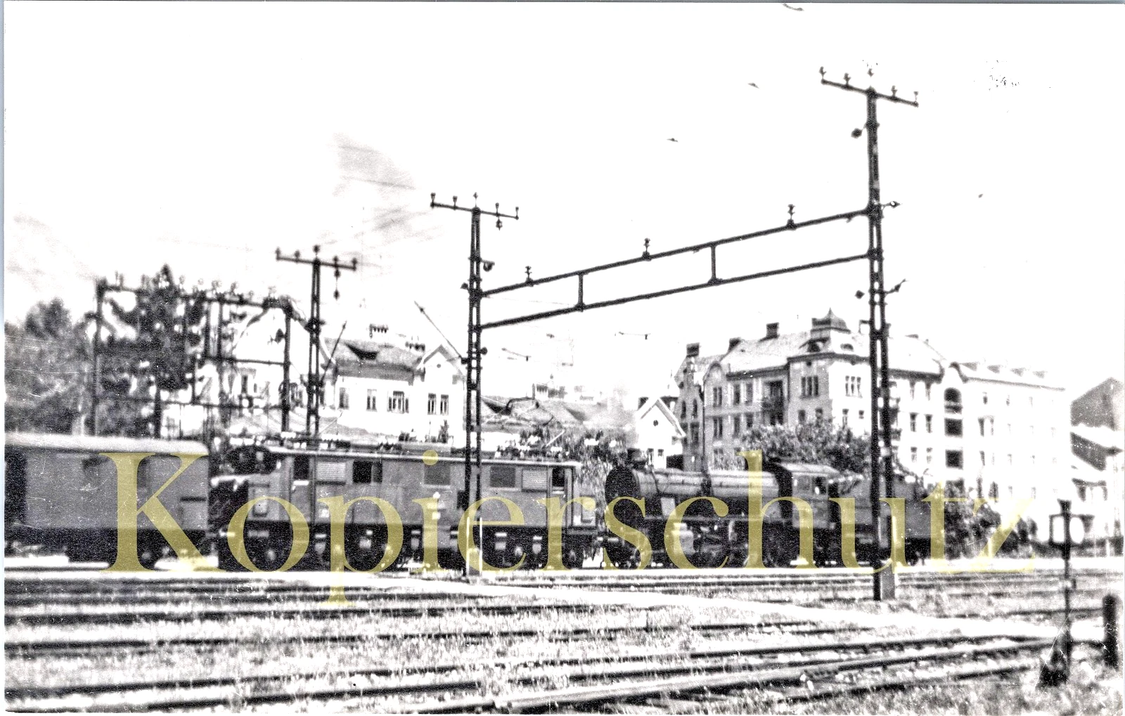 Foto - BBÖ 54 1550 (ex bay 7050) und E22 002 in Innsbruck West am 11.7.1951 - Bild 1 von 1