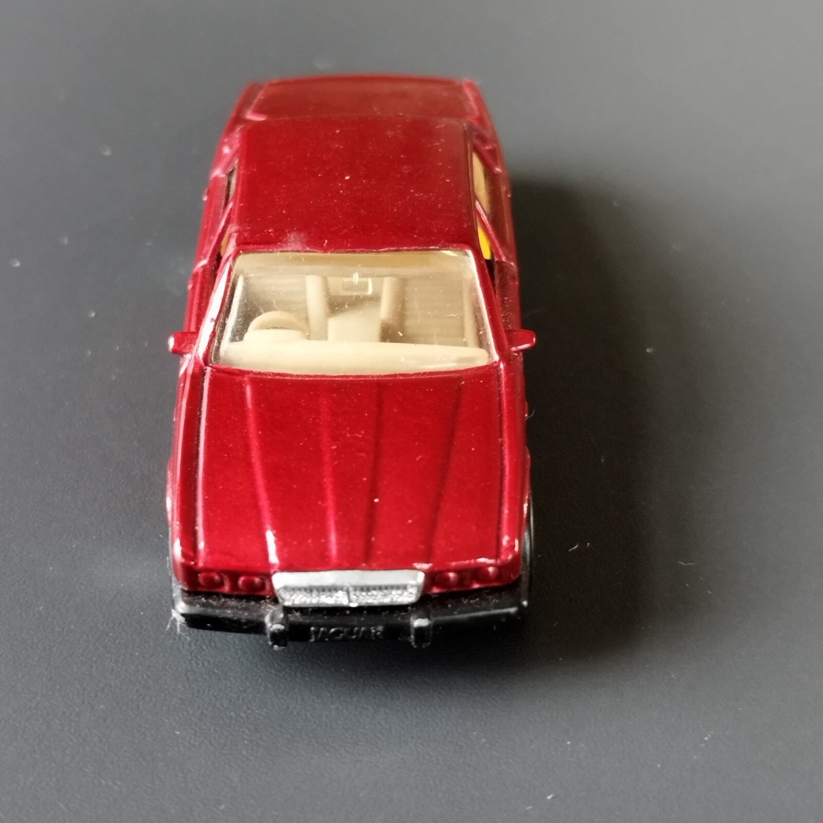 MATCHBOX . Made in Macau. 1986. Jaguar XJ 6. Red metallic