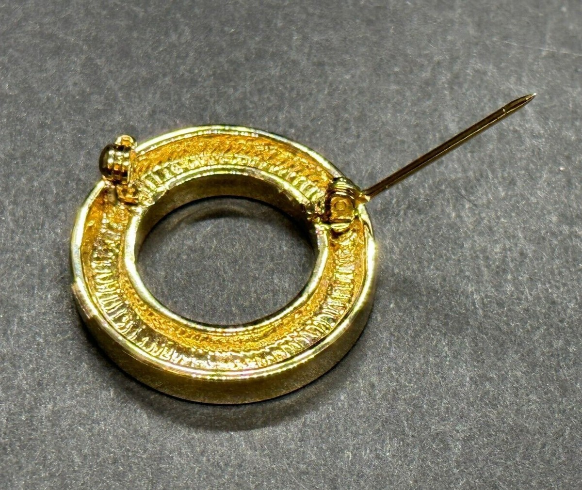 Broche Vintage St. John Knits - Bijou Occasion Pour Femme, Style Classique