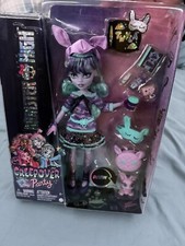 Monster High Twyla Fashion Doll and Accessories, Creepover Party Set with Pet