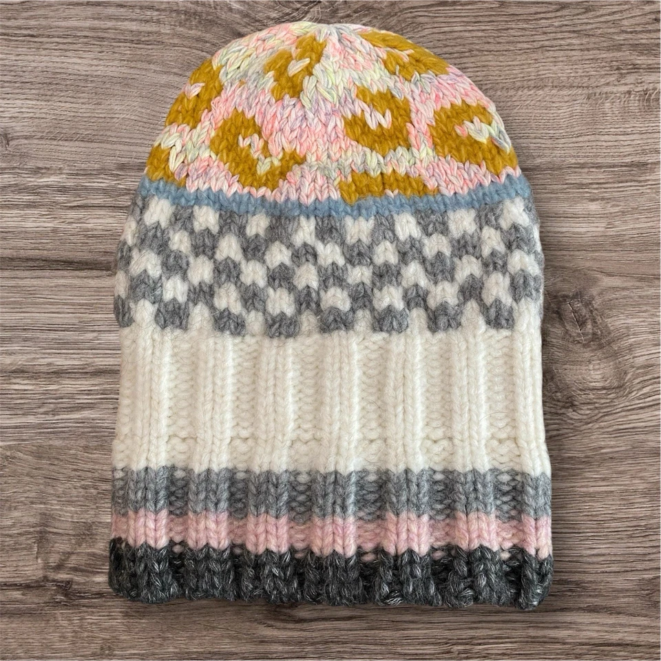 Gorro tejido Anthropologie x Laura Dalgaard Reese rosa blanco dorado sombrero cottagecore Foto 3 de 4