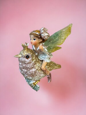 December Diamonds Aufhänger Weihnachtsdeko kleine Elfe auf Vogel fliegend 10cm