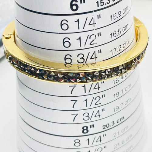 Lote de 2 brazaletes tono dorado con incrustaciones de cristal facetado texturizado y negro - Imagen 7 de 10