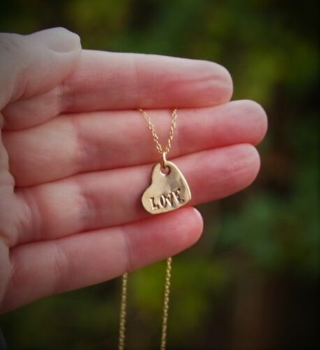 9ct Gold "LOVE" Heart Pendant and Chain. - Picture 2 of 4