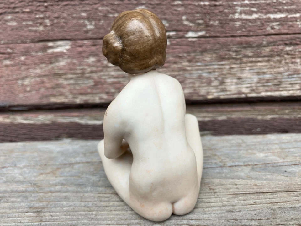 ANTIQUE CONTINENTAL PORCELAIN RISQUE BATHING BEAUTY NUDE GIRL SITTING 3.5" - Image 2 of 4