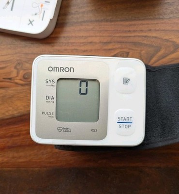 Omron RS2 Blutdruck Messgerät Digital Handgelenk 