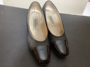 Etienne Aigner classic pump