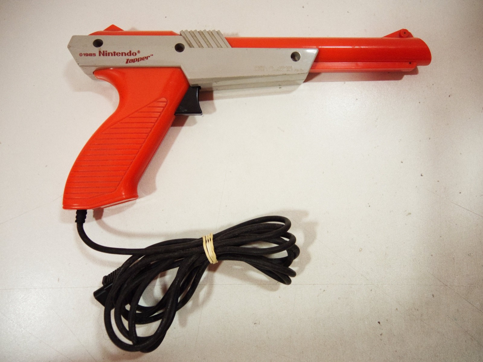 Gun orange pistolet officiel official Zapper Nintendo Entertainment System NES