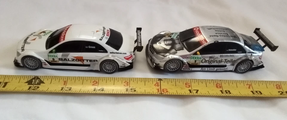 лот из 2 трассовых автомоделей SCX 2007 Mercedes Benz КОМПАКТНЫЕ АВТОМОБИЛИ 1:43. - Изображение 4 из 4