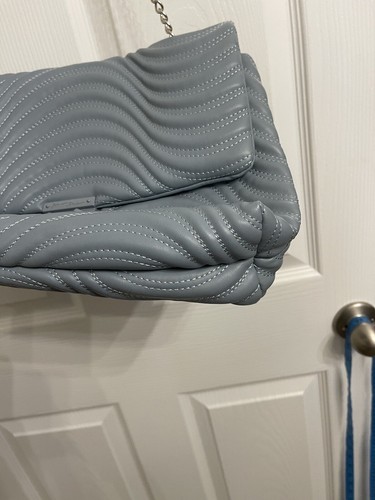Bolso de Hombro Betsey Johnson Azul Acolchado Cartera Plateado Herrajes Nuevo Sin Etiqueta - Imagen 4 de 10