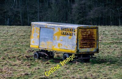Foto 6x4 National Carriers South Charlton Paketwagen auf einem Feld geparkt n c2011