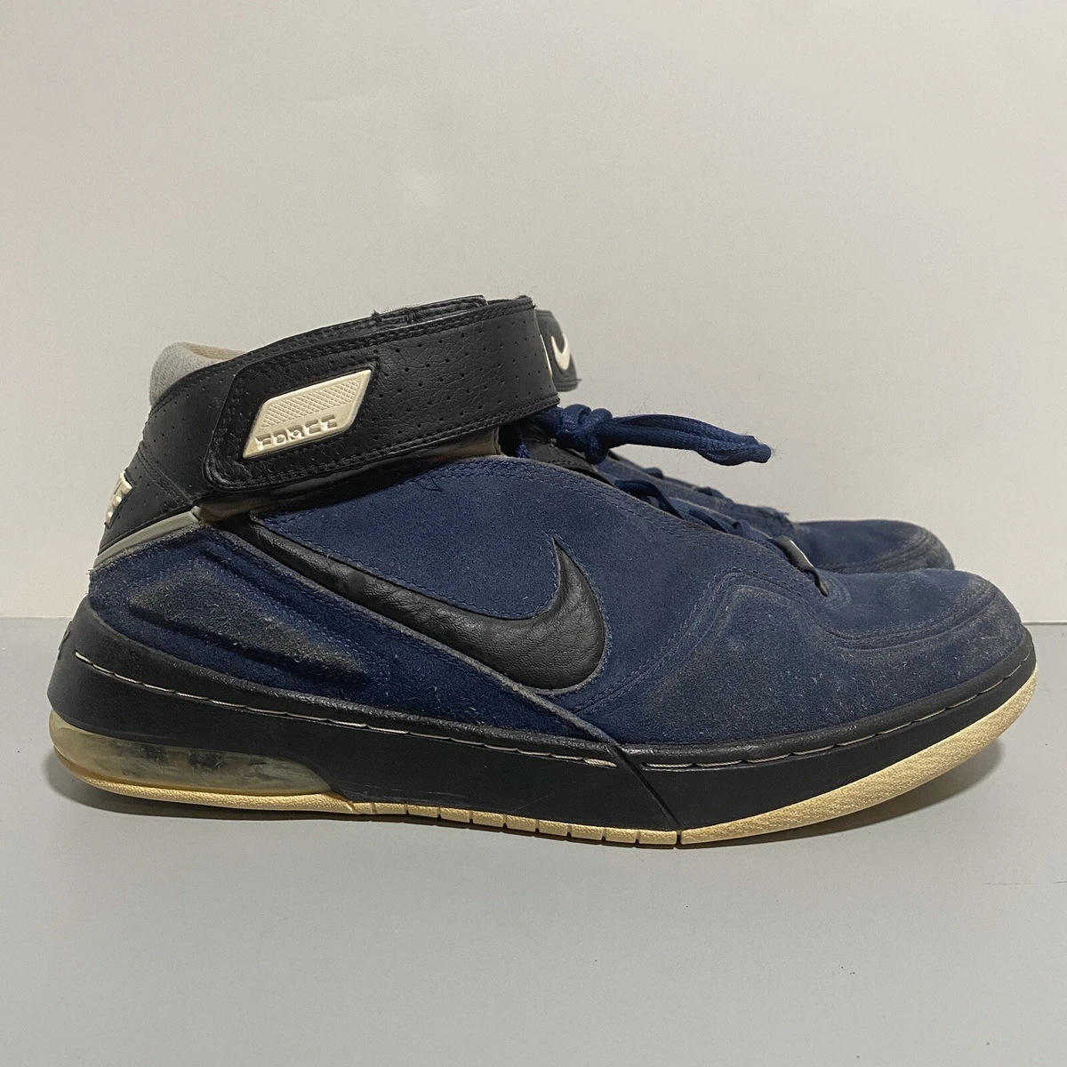 Nike leather shop basketball shoes