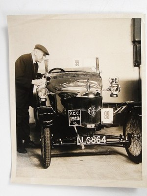 Jethro Crabb Polishing 1913 AC Oldtimer Auto N 3864 Earls Court London 1969 Foto