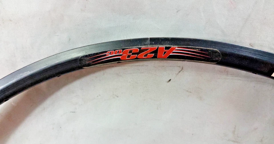 Juego de llantas de bicicleta de carretera Velocity A23 700c negras A23 desplazadas asimétricas 32S hechas en EE. UU. ~ Foto 3 de 4