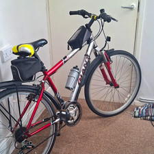 Giant GSR Hybrid Bike 700C M Red/Silver Front Suspension V-Brake Mudguards Rack