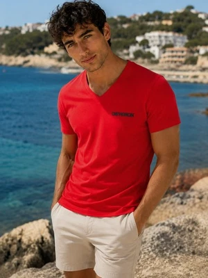 T-shirt Chevignon rouge col V - Neuf avec étiquette - Taille M - Photo 1/4