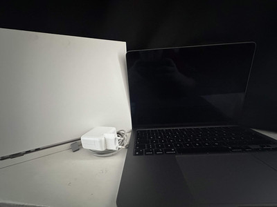 Apple MacBook Air 13,6 Zoll (256GB SSD, M2, 8GB) Space Grau | Sehr guter Zustand