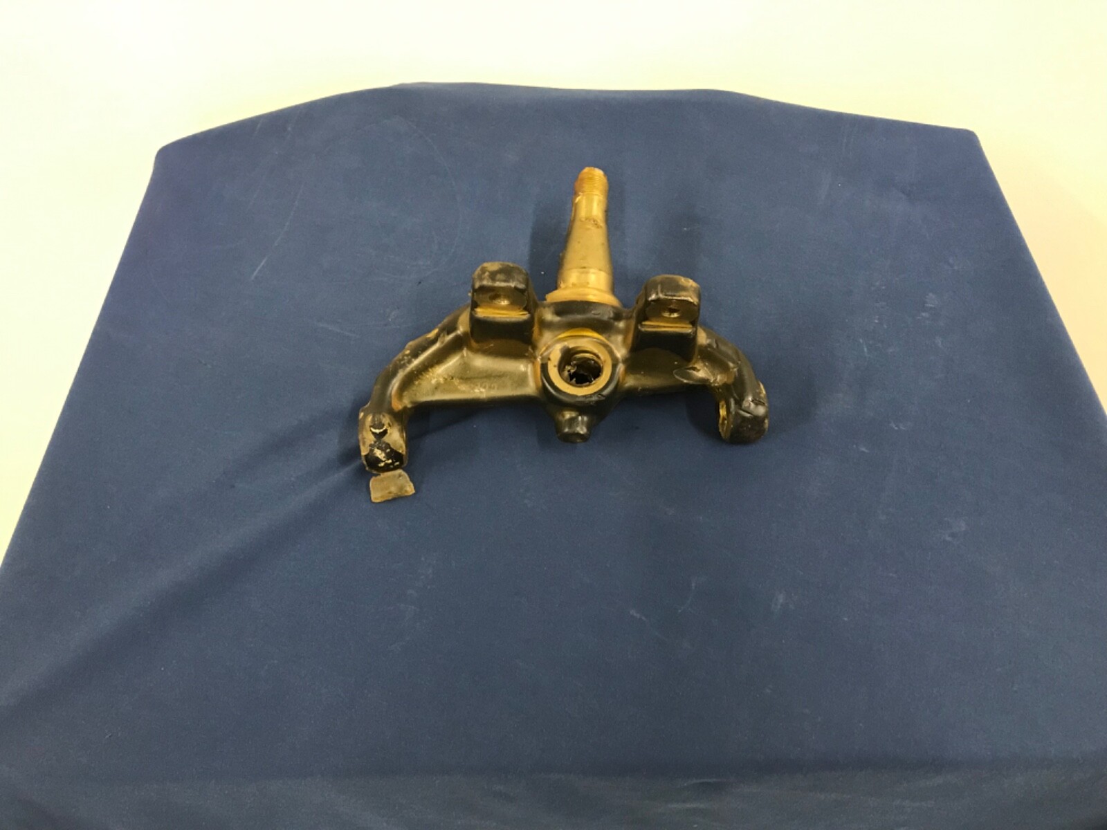 ferrari 308 front stub axle/spindle part 115964/115965