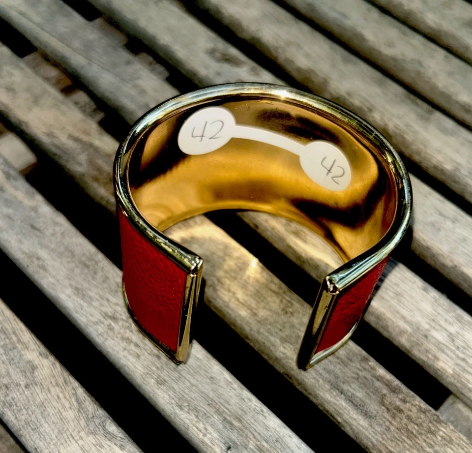 Brazalete ancho Tory Burch cuero rojo piedra dorada usado joyería para mujer Foto 4 de 4