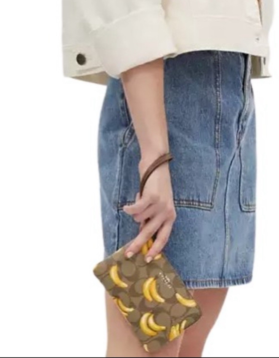 バナナ Coach Medium Corner Zip Wallet In Signature Canvas With Banana