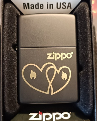 ZIPPO Two Hearts | Black Matte | Herz Design Lasergravur | C 13 | Ungezündet OVP