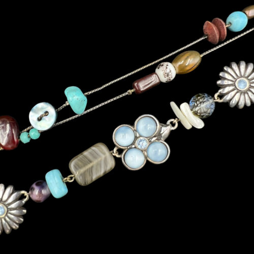 Para bransoletek kwiatowych, muszli i szklanych koralików Zoe Coste Reminiscence w kolorze srebrnym - Zdjęcie 1 z 2