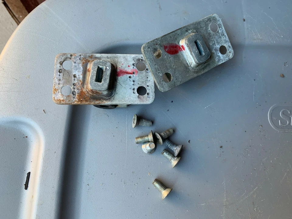 1965-1972 Mercedes Benz W108 280SE Left and Right Door Catches — 第 2/2 张图片