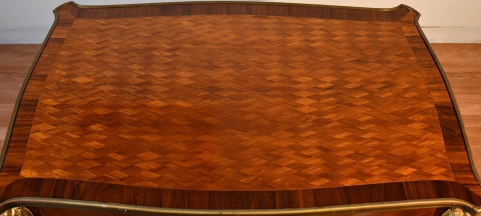 Escritorio antiguo francés Luis XV de 1900 con incrustaciones de marquetería de madera satinada de nogal Foto 2 de 4