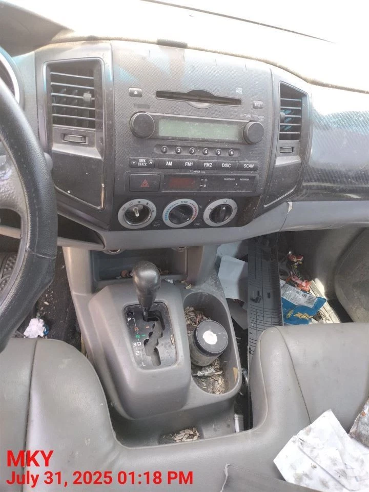 BLK LEFT FRONT DOOR TRIM PANEL 2006 TOYOTA TACOMA Foto 3 de 4