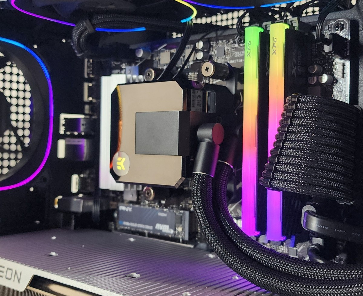 Gaming PC Ryzen 7 9700X 32GB RAM 2TB SSD RX 7900 XTX 24GB Windows