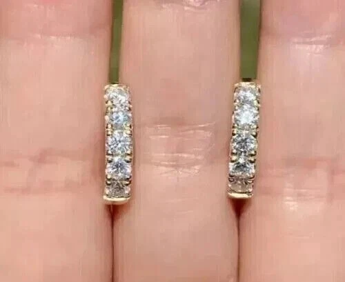 Pendientes de aro de moissanita blanca de corte redondo de 2,50 quilates enchapados en oro amarillo de 14 quilates para hombre Foto 2 de 4