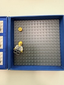 LEGO (4499574) 2006 TIC-TAC-TOE Police & Robber Minifigures