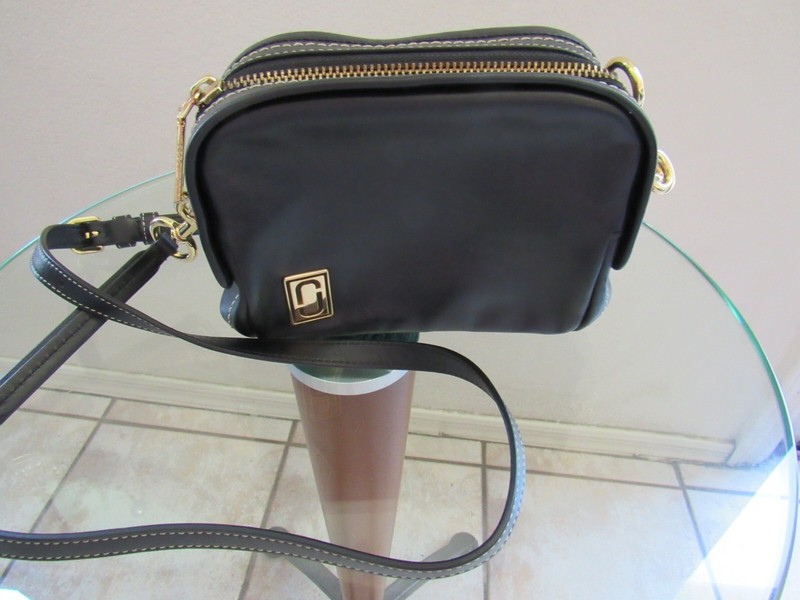 MARC By Marc Jacobs M0013620 The Mini Squeeze Leather Shoulder/Crossbody Bag MARC By Marc Jacobs M0013620 The Mini Squeeze Leather Shoulder/Crossbody Bag