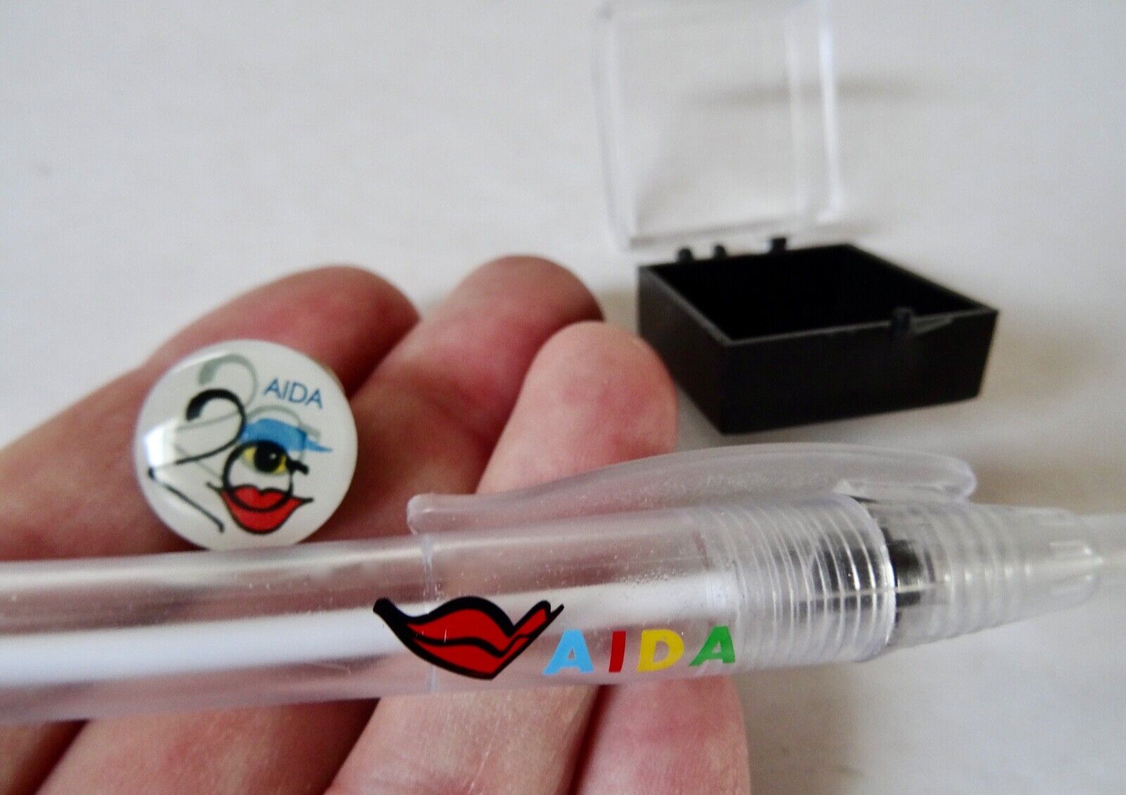 AIDA Pin 2020, neu, mit Kugelschreiber. Kreuzfahrt mit dem Kussmund
