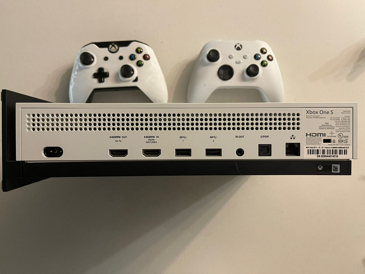 Xbox One S 500GB White w/ Cords, Controller And One Game.