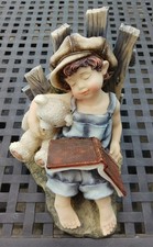 Deko Kind Figur träumender Junge mit Teddybär - Skulptur Polyresin - ca. 13,5 cm