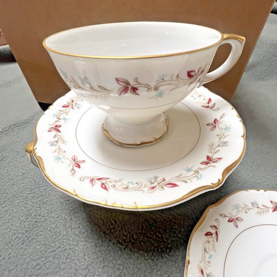 Pickard China Symphony By Breton,Blue & White Flowers, Red Leaves Tea Set BRNWES