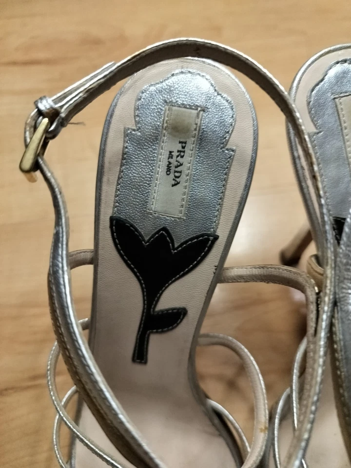 普拉达女式金色和银色绑带高跟鞋凉鞋尺寸 38-7 美国。 — 第 2/4 张图片
