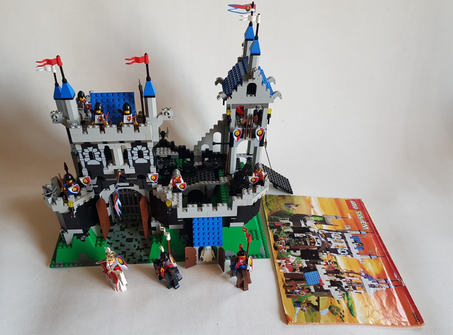 LEGO 6090 Royal Knight's Castle 1995 6090-1 incl Instructions King Saxondale
