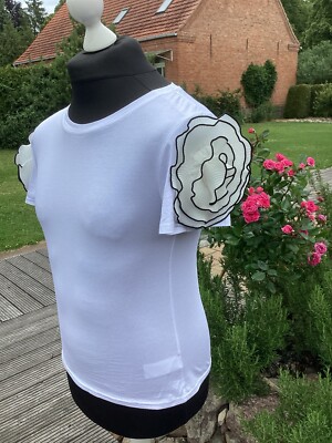 T - Shirt - NEU - Gr. Onesize - mit Applikation Blume/ Rüschen Element am Ärmel