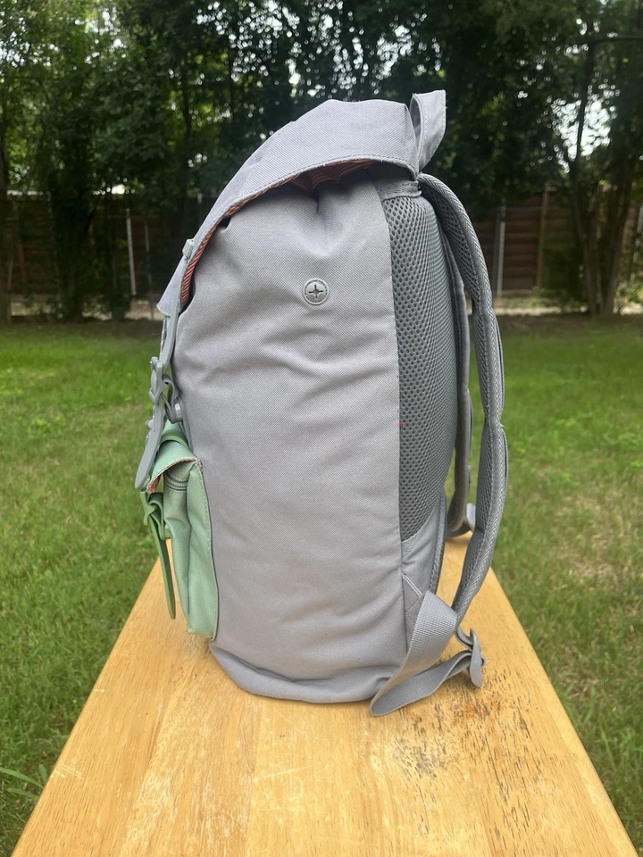 Mochila Herschel Little America volumen medio 21L gris y verde azulado bolsa de senderismo para computadora Foto 3 de 4