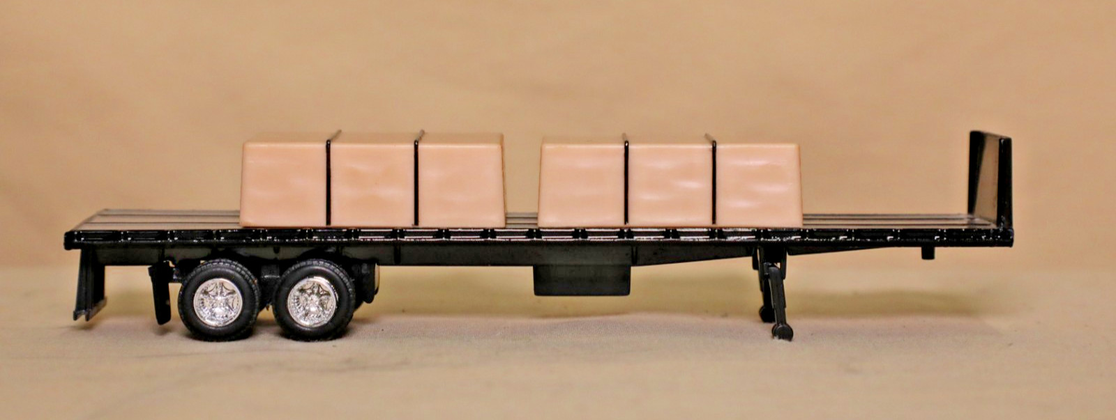 ERTL American Classic Series #4257, 1948 Peterbilt w/Flatbed Trailer HO scale