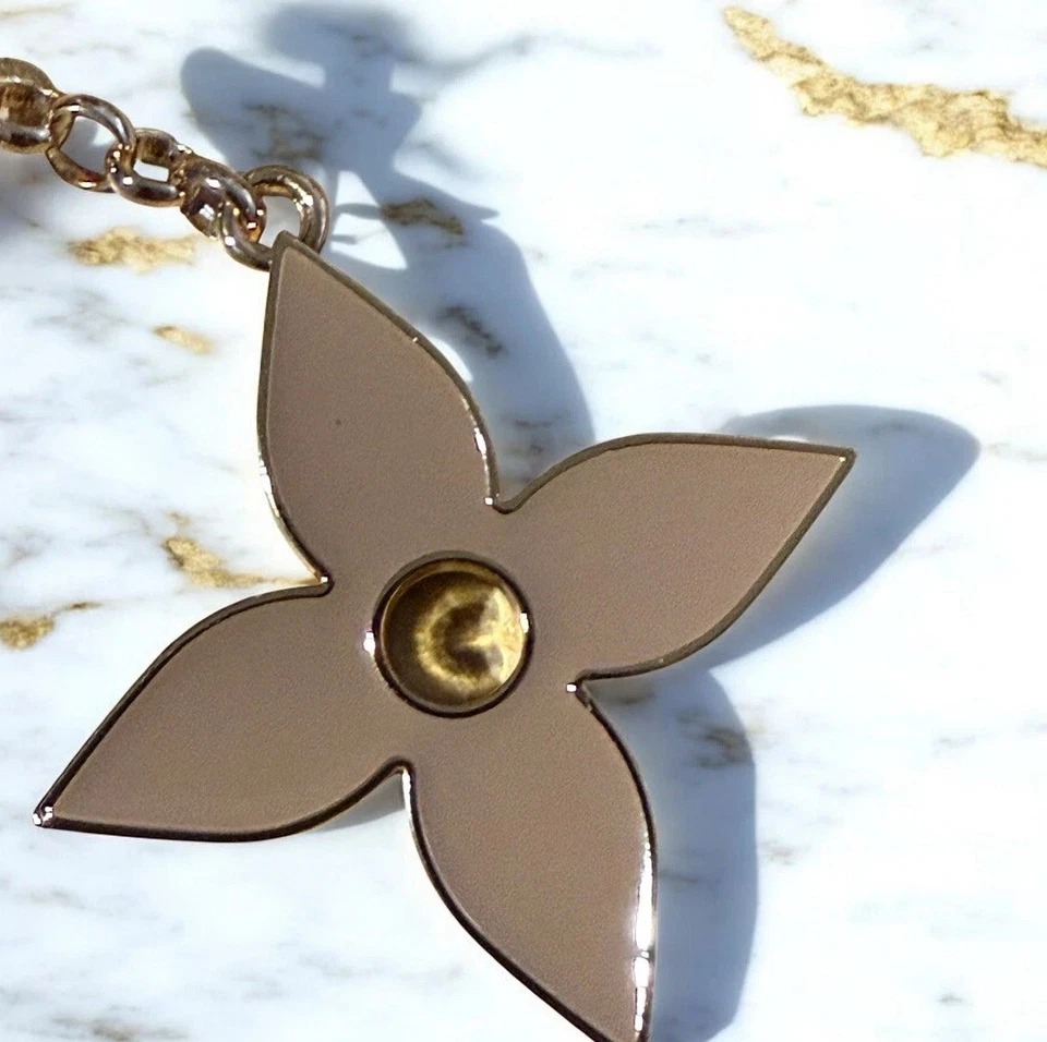 Louis Vuitton Fleur de Monogram Bolso Dije Llavero Dorado Beige Sin Caja Foto 4 de 4