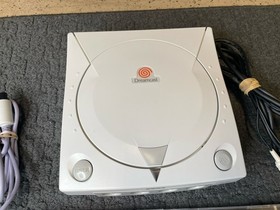 SEGA Dreamcast Console Lot 2 Controllers 3 Games MvC 2 Street Fighter Alpha 3