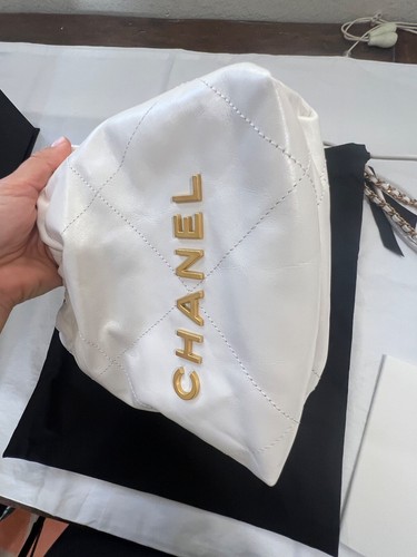 Chanel Hobo Mini 22 quilted leather in white/gold - Picture 11 of 19